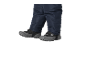 Kinder-Schneehose in Marineblau mit grauen und schwarzen Winterstiefeln.