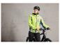 Eine Frau mit Fahrradhelm trägt eine fluoreszierende Jacke und hält ein Fahrrad fest.