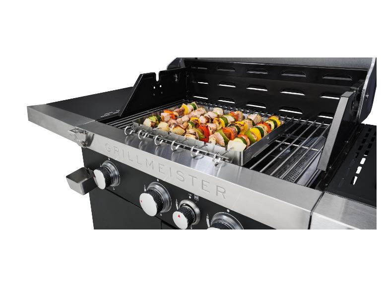Grillmeister Gasgrill mit gegrillten Spießchen.