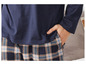 Blauer Pyjama mit langem Arm und karierter Hose.