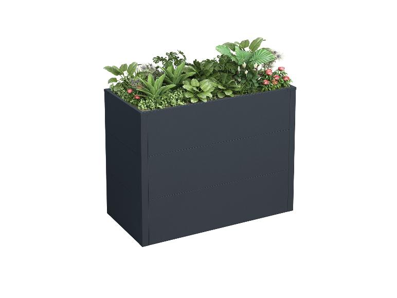 Dunkelgrauer Pflanzkübel gefüllt mit verschiedenen Grünpflanzen und rosa Blüten.