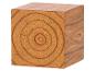 Holzwürfel mit sichtbarer Maserung und Jahresringen