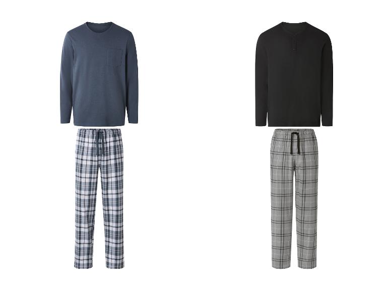 Zwei Herren-Pyjama-Sets, eines blau mit karierter Hose und eines schwarz mit grau karierter Hose.