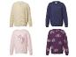 Vier Kinderpullover: ein cremefarbener Waffelstrick, ein marineblauer mit LKW, ein rosa mit Einhorn und ein lila mit Regenbögen.