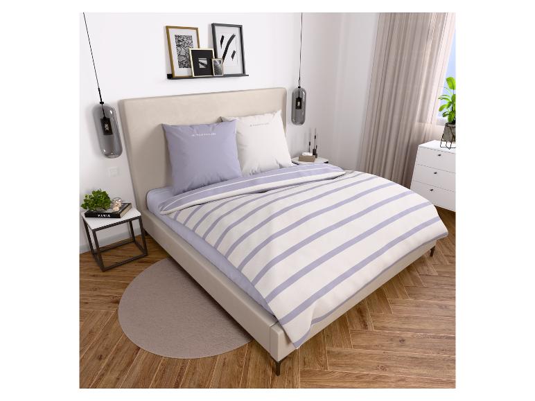 Schlafzimmer mit Tom Tailor gestreifter Bettwäsche, modernen Möbeln und Wanddeko.