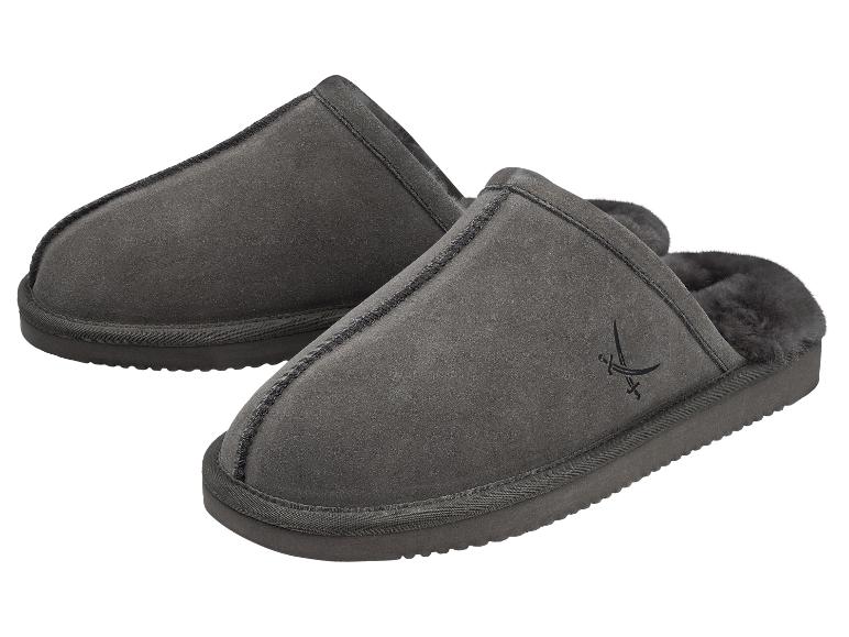 Ein Paar dunkelgraue Wildleder-Hausschuhe mit Fellfutter und einem Logo mit zwei gekreuzten Schwertern.