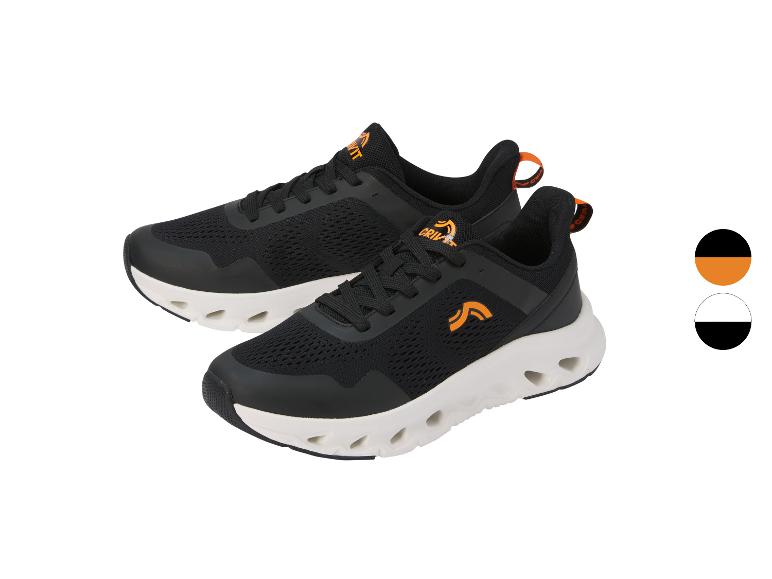 Ein Paar schwarze Sportschuhe mit orangefarbenen Details und weißer Sohle.