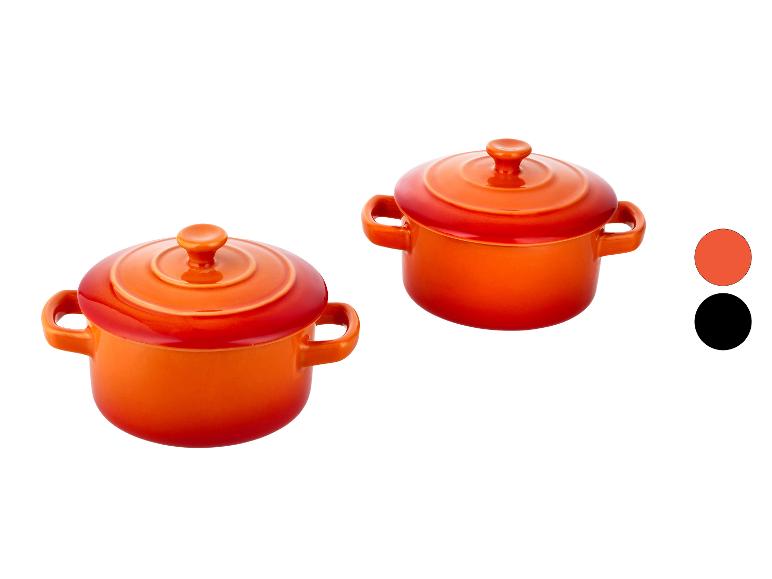 Zwei orangefarbene Keramik-Minikasserollen mit Deckeln, mit Farbmustern rechts.