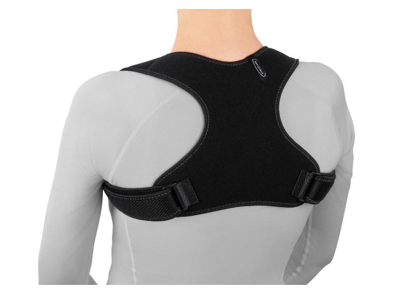 Rückenansicht einer Person, die einen schwarzen Sensiplast Haltungskorrektor über einem weißen Langarmshirt trägt