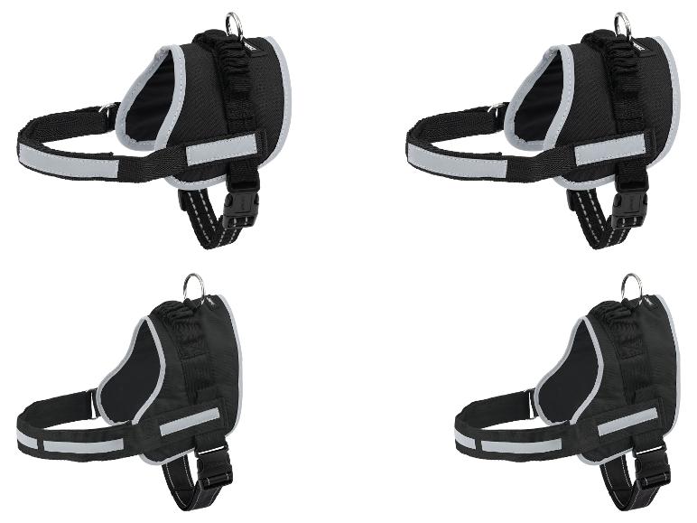 Vier schwarze Hundegeschirre mit reflektierenden Details.