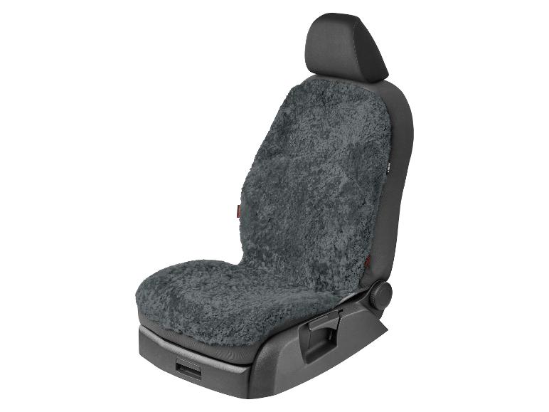 Dunkelgrauer Lammfell-Autositzbezug auf einem schwarzen Autositz.