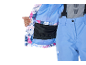 Bunte Skijacke und blaue Skihose mit Hosenträgern, die die Innentasche zeigen.