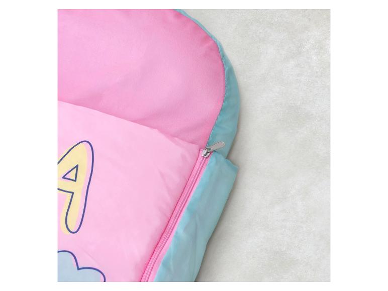 Rosa Schlafsack mit Reißverschluss und hellblauer Umrandung, mit einem gelben 'A' und einer blauen Wolke.