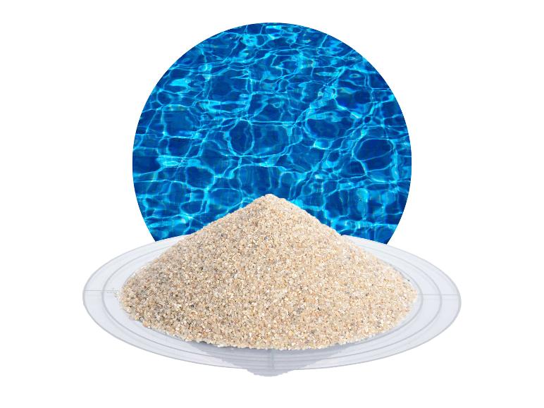 Haufen Poolfiltersand auf einem transparenten Teller mit blauem Poolwasser im Hintergrund.