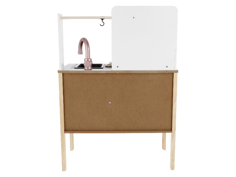 Hölzernes Spielwaschbecken mit roségoldenem Wasserhahn und Zubehör.