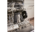 Geöffnete Spülmaschine mit Küchenutensilien, darunter ein Sieb und ein Mixer.