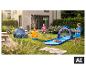 Kinder spielen im Garten mit Wasserrutsche, Seestern-Sprinkler und Planschbecken. [KI-generiertes Bild]