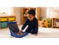 Lächelnder Junge spielt mit Magnetbuchstaben auf einem Teppich im Kinderzimmer.