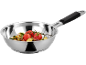Edelstahlpfanne mit Gemüse, darunter Tomaten und Zucchini