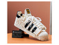 Ein weißer Adidas Superstar Sneaker aus Lego-Steinen.