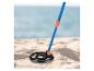 Metalldetektor an einem Sandstrand mit dem Meer im Hintergrund