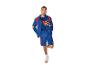 Mann in blauem Trainingsanzug, T-Shirt und Bauchtasche mit geometrischem Design.