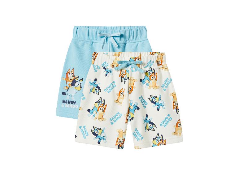 Zwei Kinder-Shorts, eine hellblaue und eine weiße mit Bluey und Bingo-Aufdruck.