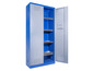 Ein blauer Metallschrank mit mehreren Regalen.