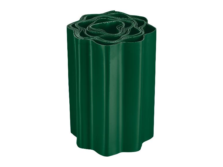 Eine Rolle grüner Kunststoff-Rasenkante.