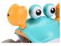 Nahaufnahme einer blauen und orangefarbenen Spielzeugkrabbe mit großen Augen und einer Schere