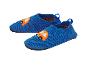 Blaue Kinderhausschuhe mit Auto-Design und rutschfester Sohle.