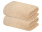 Zwei beige Handtücher, gefaltet und übereinander gestapelt.