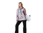 Frau in rosa-blauer Snowboardjacke, schwarzer Hose und Brille, hält ein Snowboard.