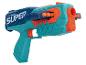 Blauer und oranger Spielzeugblaster mit dem Wort „SUPER“ an der Seite