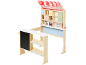 Holzspielstand mit gestreifter Markise, Kreidetafel und Regalen voller Lebensmittel.