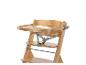 Heller Holzhochstuhl mit Tablett und grauem Sicherheitsgurt.