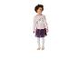 Mädchen in rosa Langarmshirt mit Einhorn und lila Faltenrock.
