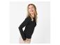 Blonde Frau in schwarzem Langarmshirt und beiger Hose, lächelnd und zur Seite blickend.