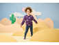 Kind in lila Regenbogenpullover und Jeans vor spielerischer Wüstenkulisse.