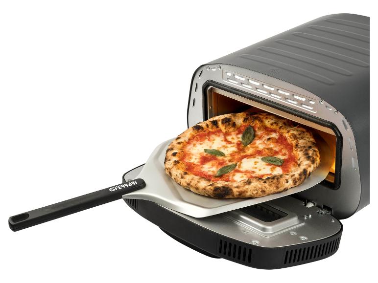 Pizzaofen mit einer frisch gebackenen Pizza auf einem Schieber, bereit zum Entnehmen.