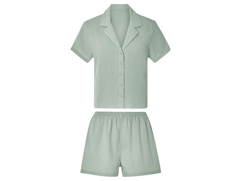 Hellgrünes Kurzpyjama: geknöpftes Oberteil und passende Shorts.