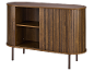 Holz-Sideboard mit Lamellen-Schiebetüren und Innenregalen.