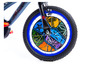 Ein Kinderfahrrad mit Avengers-Motiv mit blauen Rädern.