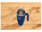 Blaue Thermotasse mit Griff auf einem Holztisch