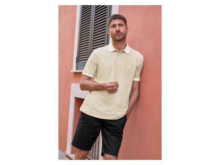 Beige Poloshirt und schwarze Shorts für Herren, sommerlicher Stil.