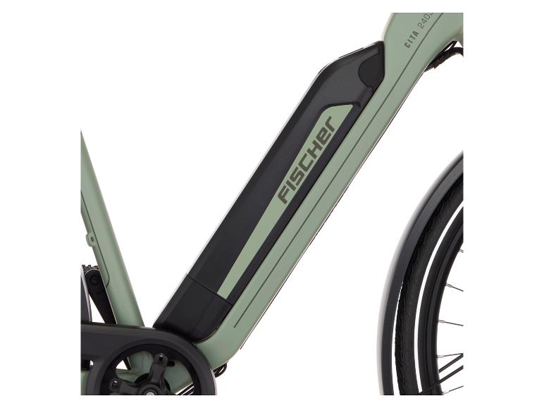 Grünes E-Bike mit integriertem Akku und „FISCHER“-Schriftzug am Rahmen.