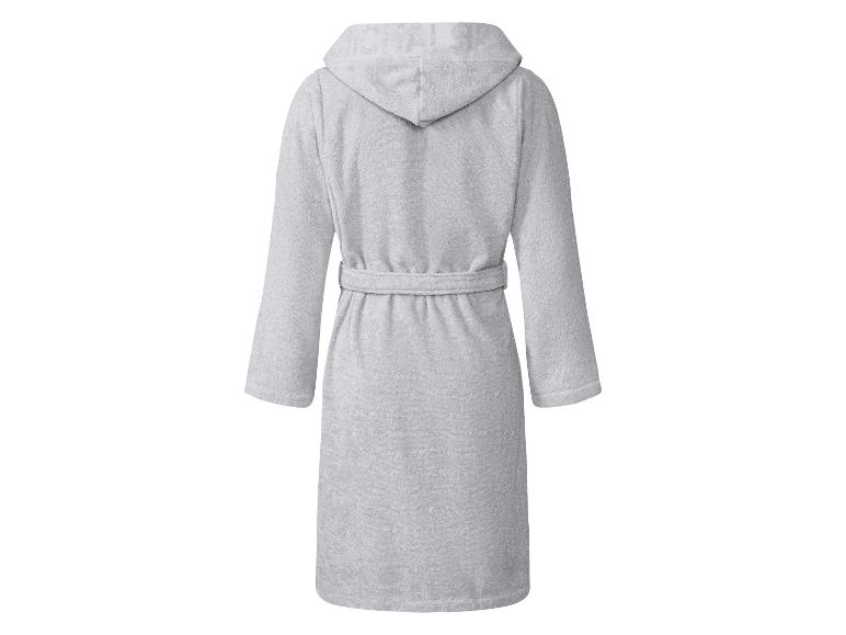 Hellgrauer Bademantel mit Kapuze und Bindegürtel, von hinten gesehen.
