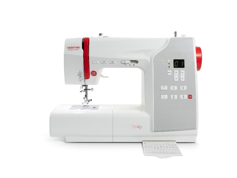 Weiße Nähmaschine mit roten Akzenten, digitalem Display und Knöpfen.
