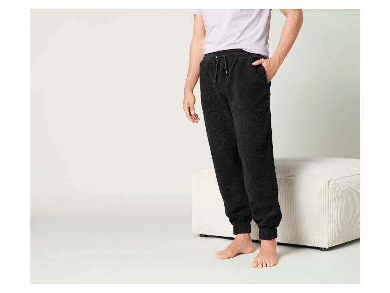 Mann trägt schwarze Jogginghose mit Fleece-Futter.