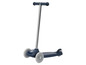 Blauer Playtive Roller mit grauen Rädern.